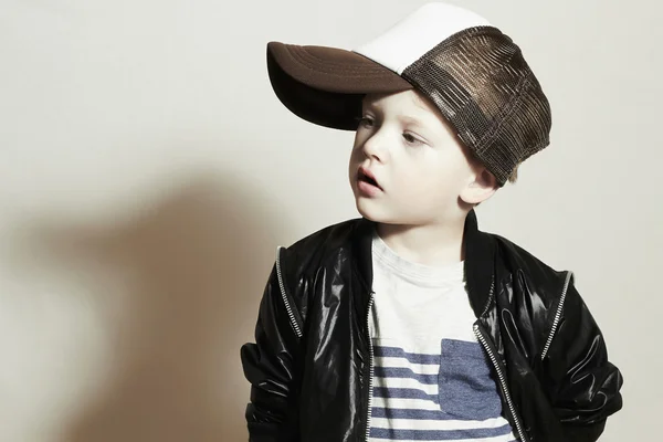 Piccolo ragazzo alla moda.Hip-Hop Style. moda children.handsome bambino biondo con grandi occhi blu.Pose Boy in Tracker Hat. Giovane rapper. Bambino divertente a Cap. 4 anni — Foto Stock