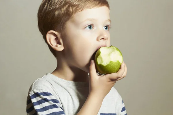 Kind isst Äpfel. Kleiner hübscher Junge mit grünem Apfel. gesunde Ernährung. Früchte. Mahlzeit genießen — Stockfoto