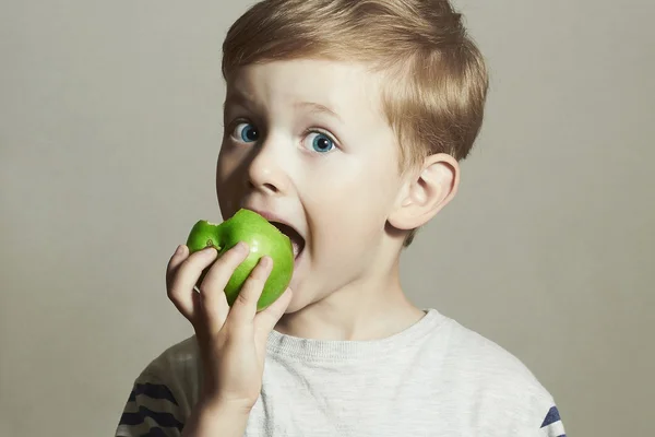 Kind isst Äpfel. Kleiner hübscher Junge mit grünem Apfel. gesunde Ernährung. Früchte. Mahlzeit genießen — Stockfoto