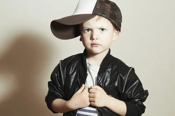 Engraçado menino. Estilo Hip-Hop. moda children.handsome menino no chapéu de rastreador. Jovem Rapper. Criança engraçada em Cap. 4 anos — Fotografia de Stock