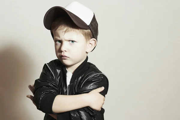 Lilla boy.hip-hop stil. mode children.handsome.in tracker hatt. unga rappare. 4 år gammal — Stockfoto