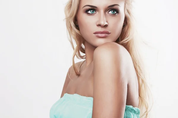 Mavi gözlü genç güzel woman.sexy blonde.blond kız. izole — Stok fotoğraf