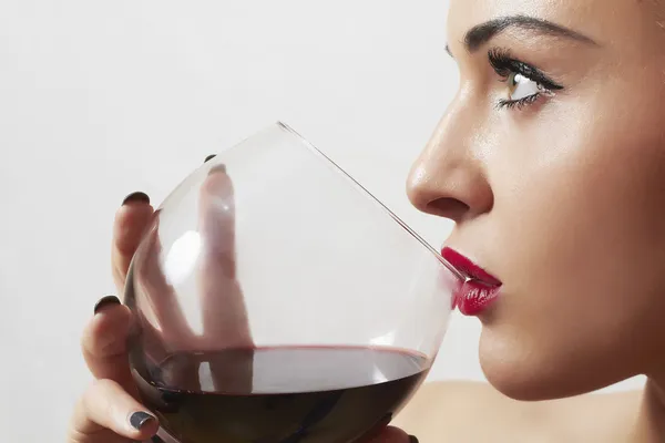 Mulher loira bonita bebendo vermelho wine.make-up.red lips.wineglass — Fotografia de Stock