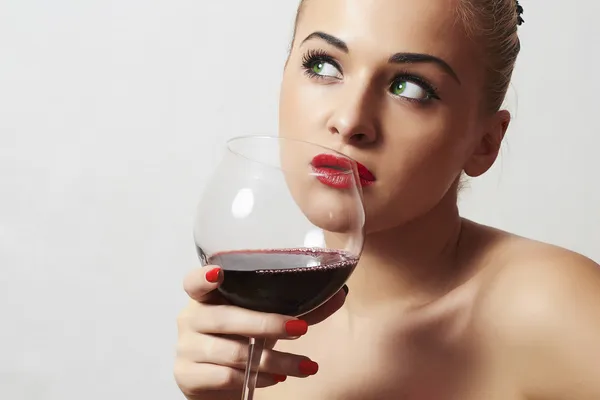 Krásná blonďatá žena pije červené wine.make-up.red lips.wineglass — Stock fotografie