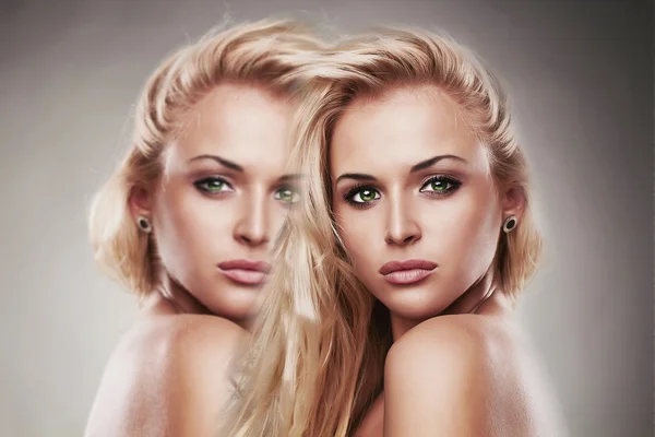 Retrato de arte de una joven hermosa mujer.Sexy Chica rubia. dos chicas en un efecto — Foto de Stock