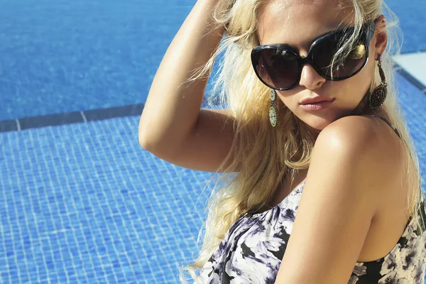美丽的女人，在 sunglasses.summer 附近游泳的女孩 pool.blond 的女人 — 图库照片