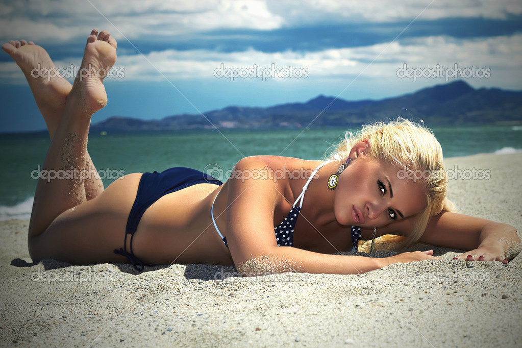 Blonde frau am strand
