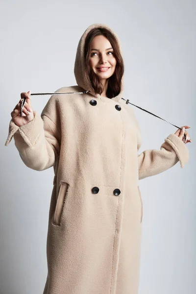 幸せな若い女性は毛皮を着ている 美しい笑顔の女の子のコート 冬のファッション — ストック写真