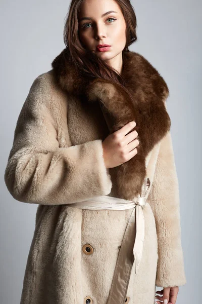 Beauty Young Woman Fur Beautiful Girl Trendy Winter Fashion Coat — Stock Photo, Image