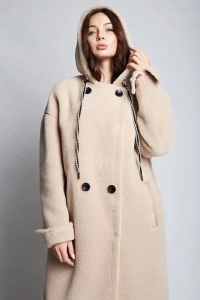 毛皮を身に着けている美若い女性 パーカーのコートの美しい女の子 冬のファッション — ストック写真