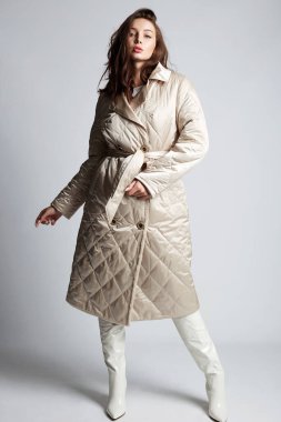 Güzel, genç, esmer kadın. Havalı kışlık moda ceketli güzel kız.