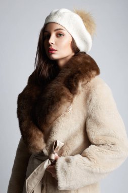 Kürklü ve şapkalı güzel bayan. Güzel bruhette kız moda kışlık ceketli, kürk yakalı 