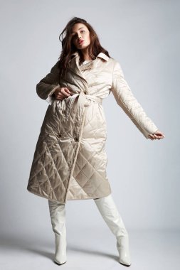 Yüksek cehennem gibi beyaz ayakkabılı güzel esmer kadın. Havalı kışlık moda ceketli güzel kız.