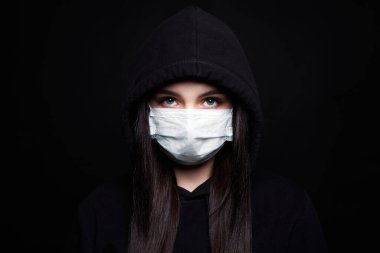 Maskeli ve Başlıklı Kadın. Tıp Maskeli ve Kapüşonlu Kız. covid19 salgını