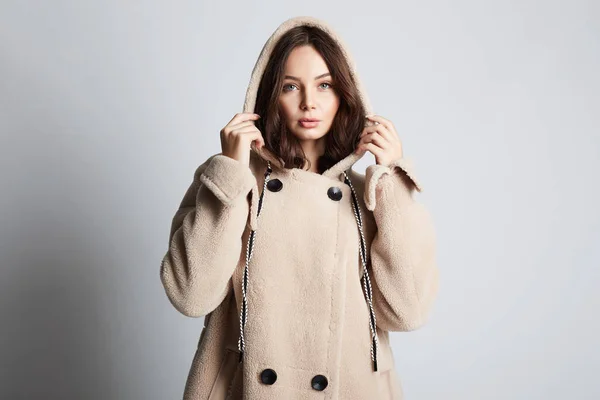 毛皮とフードを身に着けている美容若い女性 パーカーのコートの美しい女の子 冬のファッション — ストック写真