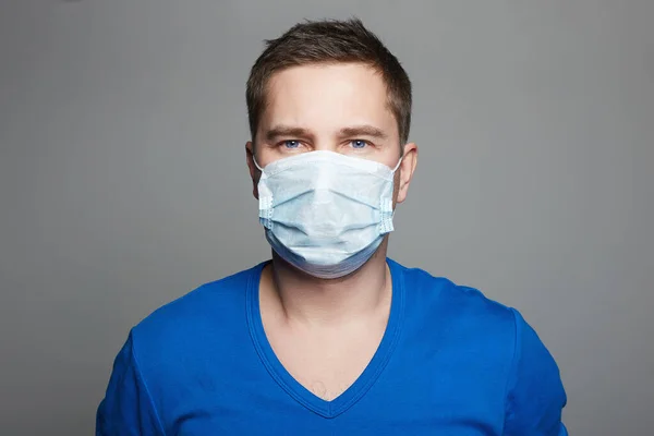 Człowiek Masce Medycznej Epidemia Koncepcji Koronawirusa Kovid Lekarz — Zdjęcie stockowe