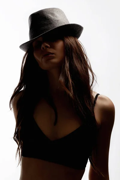 下着と帽子の若いセクシーな女性 ランジェリー姿の美少女 女性のシルエット — ストック写真