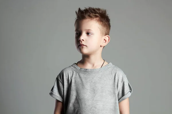 儿童肖像 可爱的孩子在衬衫 英俊的少年男孩 — 图库照片