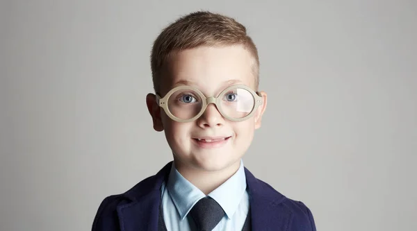 Menino Sorridente Com Óculos Gravata Engraçado Grimace Retrato Infantil — Fotografia de Stock