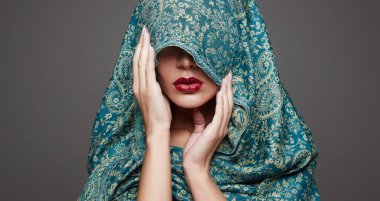 Renkli peçeli güzel bir kadın. Kırmızı dudaklı kız. Moda İslamcı Kadın. Doğulu portre