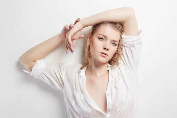 Portret Mokrej Seksownej Dziewczyny Piękna Blondynka Mokrymi Włosami Ciałem — Zdjęcie stockowe