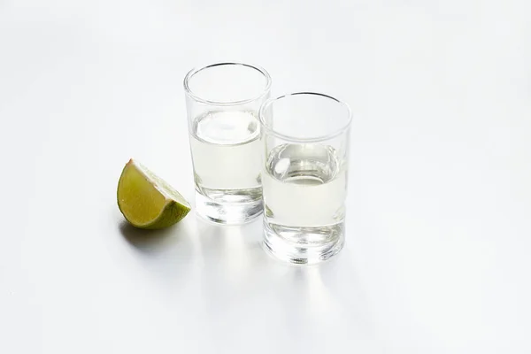 Två Glas Tequila Och Lime Soligt Ljus Dricker Stilleben Traditionell — Stockfoto