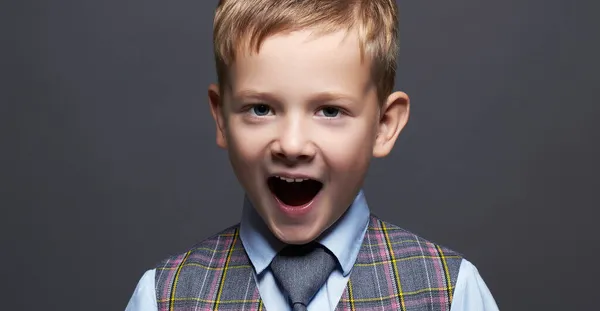 ファッショナブルな少年だ ファッション幸せな子供の肖像画 笑顔の子供が結ばれビジネスの子供が — ストック写真