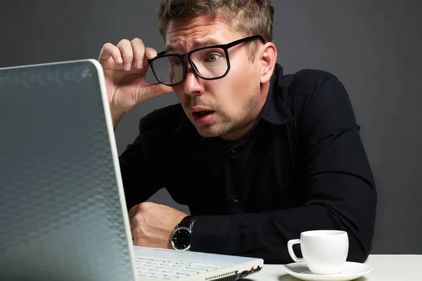 Bilgisayarın Başında Oturan Duygu Adamı Gözlüklü Komik Çocuk Ofisteki Patron — Stok fotoğraf