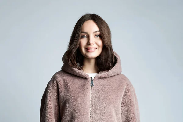 Glad Ung Kvinna Päls Vacker Leende Flicka Hoodie Jacka — Stockfoto