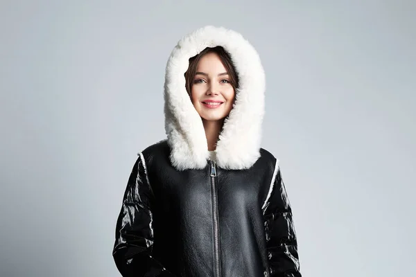 幸せな若い女性は毛皮のフードを着ている 美しい笑顔の女の子のコート 冬のファッション — ストック写真