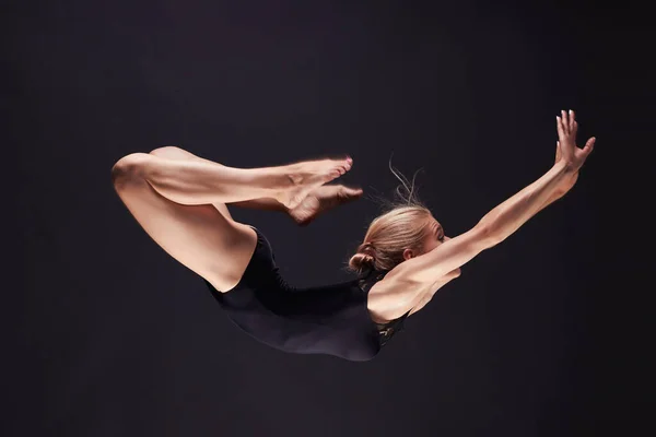 Een Vrouw Lucht Prachtig Dansend Balletmeisje Schoonheid Springen Jong Turner — Stockfoto