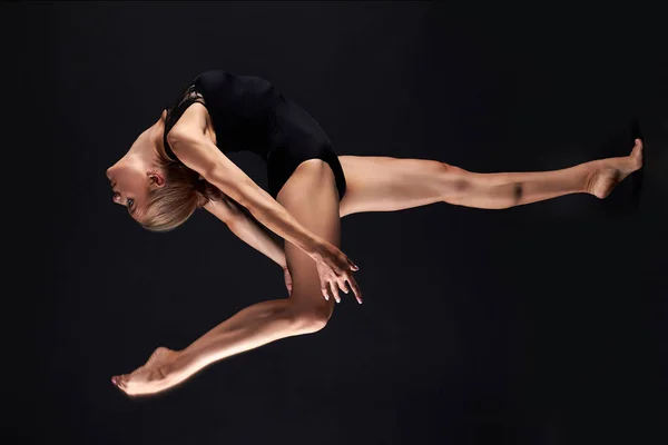 Женщина Воздухе Красивая Танцовщица Прыгающая Молодая Гимнастка — стоковое фото