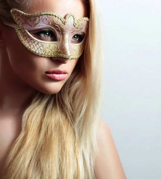 マスクの美しい若い女性 ブロンド女の子でマスククローズアップ肖像画 — ストック写真