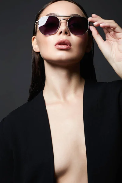 Retrato Moda Hermosa Mujer Sexy Gafas Sol Chica Belleza Traje — Foto de Stock