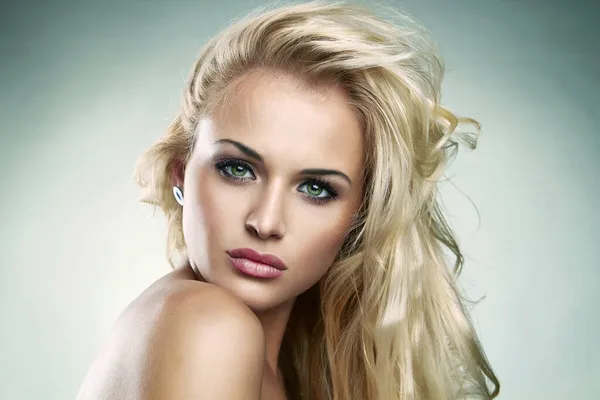 Красивая Блондинка Зелеными Глазами Удивительная Кудрявая Девушка Макияжем Портрет Красавицы — стоковое фото