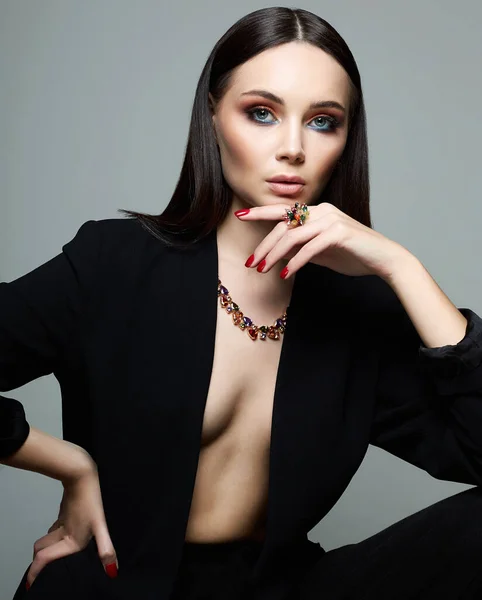 Modeporträtt Vacker Sexig Kvinna Smycken Guld Smycken Brunett Sexuell Flicka — Stockfoto