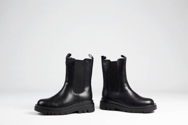 Moda ayakkabılar. Moda hayattır. Chelsea erkekleri siyah botlar. Yarı sezon ayakkabıları