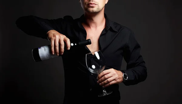 Άντρας Κρασί Ενηλίκων Brutal Man Μπουκάλι Κρασί Και Ποτήρι Κρασιού — Φωτογραφία Αρχείου