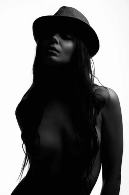 Şapkalı genç seksi kadın. İç çamaşırlı güzel kız. Kadın silueti