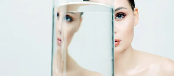 Mooi Meisje Onder Glazen Fles Met Water Schone Huid Jonge — Stockfoto