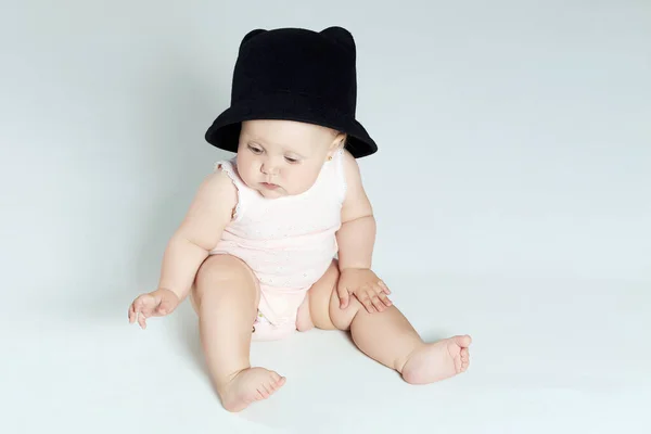 Holčička Klobouku Vtipné Dítě Novorozenec Podlaze — Stock fotografie