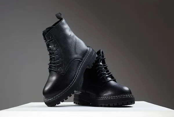 トレンドの靴 ファッションはまだ生きてる 定番のブラックブーツ デミシーズンの靴 — ストック写真