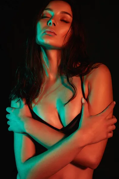 Mujer Sexy Ropa Interior Pelo Húmedo Hermosa Chica Luces Color —  Fotos de Stock