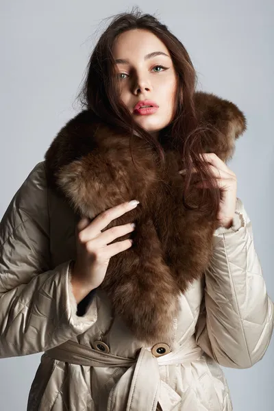 穿着毛皮的年轻漂亮的女人 穿着时髦冬季时装外套的漂亮姑娘 — 图库照片