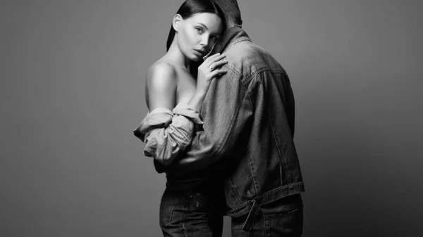 漂亮的一对穿着牛仔裤的年轻夫妇 和男人在一起的性感女人男孩和女孩在一起 单色肖像 — 图库照片