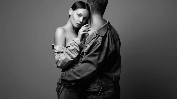 漂亮的一对穿着牛仔裤的年轻夫妇 和男人在一起的性感女人男孩和女孩在一起 单色肖像 — 图库照片