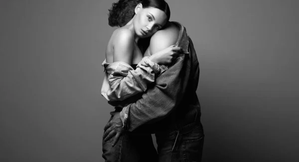 청바지를 아름다운 커플입니다 남자와 여자가 모노크롬 — 스톡 사진