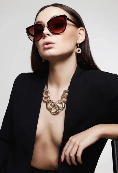Modeporträtt Vacker Sexig Kvinna Solglasögon Och Smycken Vacker Flicka Guld — Stockfoto