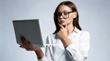 Gözlüklü güzel ve zeki genç bir kadın. Laptoplu öğrenci kız. İş kadını.