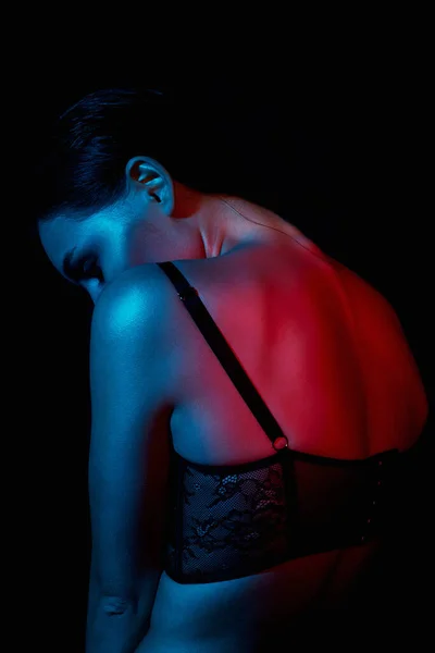 Όμορφη Γυναίκα Χρωματιστά Φώτα Πολύχρωμο Κορίτσι Σώμα Ακτινοβολίας Γυναικεία Πλάτη — Φωτογραφία Αρχείου